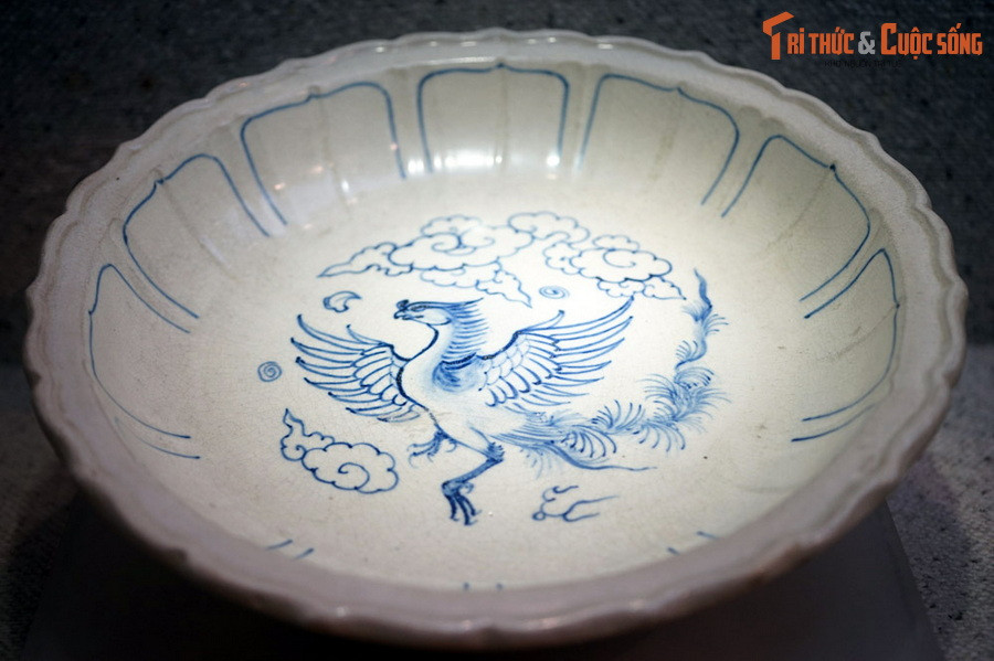 Hình phượng trang trí trên đĩa gốm hoa lam thời Lê sơ, thế kỷ 15, hiện vật của Bảo tàng Lịch sử quốc gia.