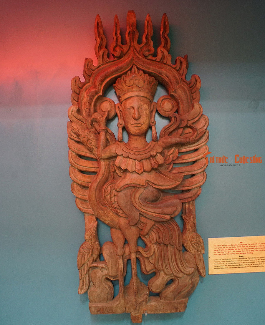 Phù điêu tiên cưỡi hạc bằng gỗ thời Lê Trung Hưng, thế kỷ 17–18, hiện vật của Bảo tàng Lịch sử quốc gia.