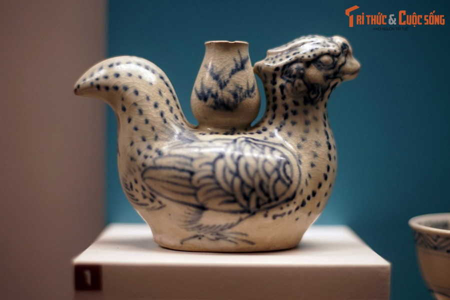 Ấm gốm hình chim trĩ khai quật tại con tàu đắm ở Cù lao Chàm (Quảng Nam), là sản phẩm của lò gốm Chu Đậu (Hải Dương), niên đại vào thời Lê sơ, thế kỷ 15-16, hiện vật của Bảo tàng Lịch sử TP. HCM.