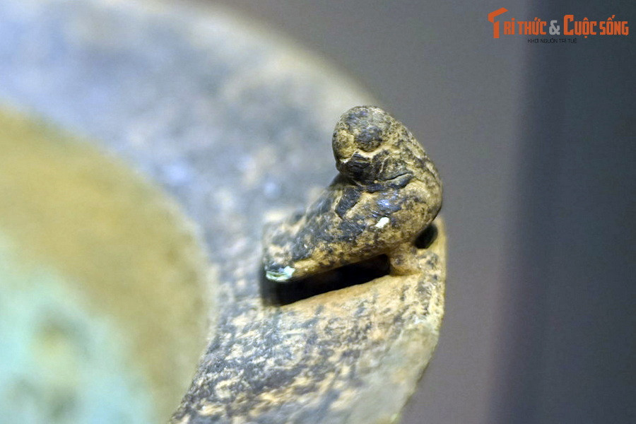 Hình tượng chim trên chiếc đèn thố văn hóa Đông Sơn, thế kỷ 1-2 TCN, hiện vật của Bảo tàng Lịch sử quốc gia.