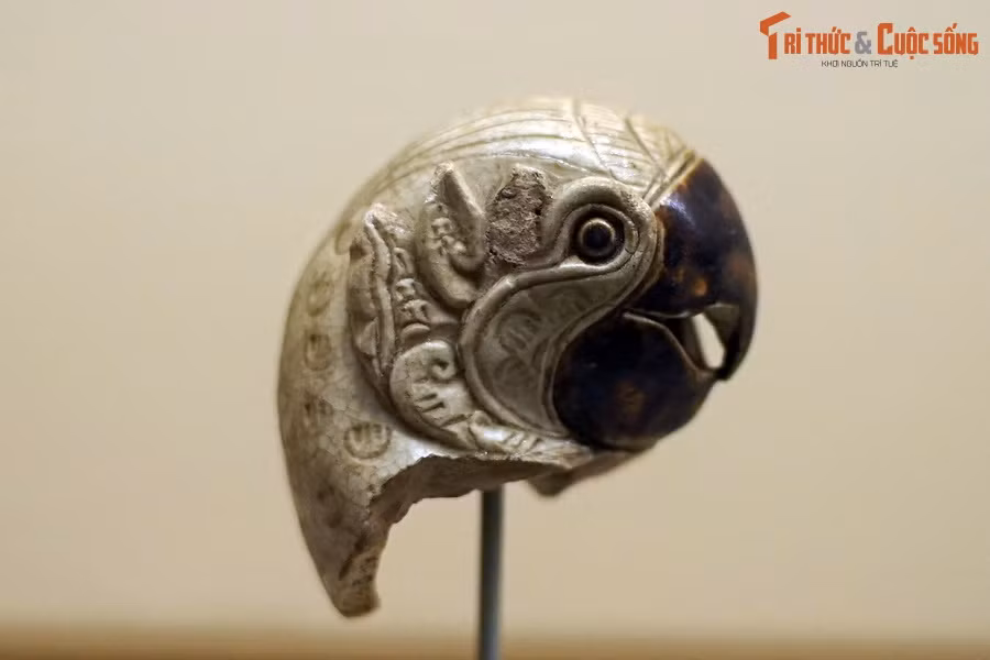  Tượng chim vẹt thời Lý (thế kỷ 11-13) tìm được ở khu vực Hoàng thành Thăng Long, hiện vật của Bảo tàng Lịch sử quốc gia.