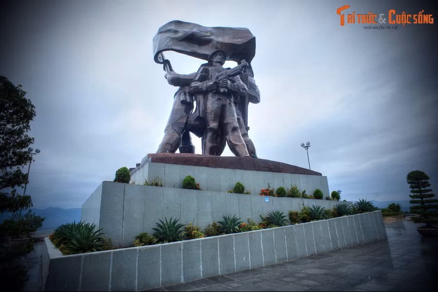 Đây là tác phẩm của nhà điêu khắc Nguyễn Hải, đã được chỉnh sửa so với nguyên mẫu để phù hợp với một không gian công cộng có quy mô lớn ngoài trời.