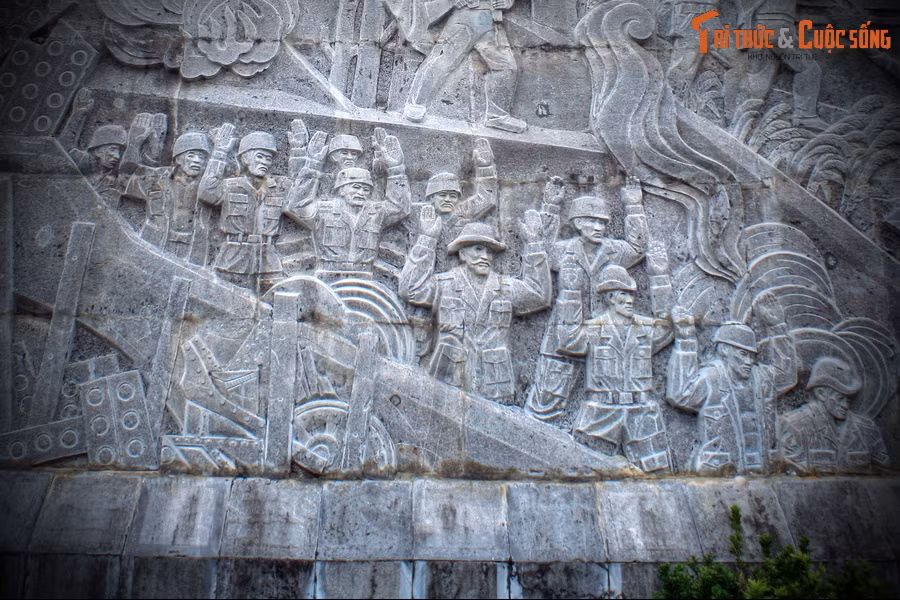 ...Cho đến khi ta bắt sống De Castries và bộ tham mưu của Tập đoàn cứ điểm Điện Biên Phủ vào chiều ngày 7/5/1954, lễ ăn mừng chiến thắng của quân, dân và đồng bào địa phương vào ngày 13/5/1954 tại Sở chỉ huy chiến dịch ở Mường Phăng.