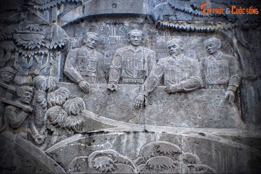 Bức phù điêu đại cảnh này miêu tả lại toàn bộ chiến dịch Điện Biên Phủ từ thời điểm Bộ Chính trị chọn Điện Biên Phủ làm điểm quyết chiến chiến lược trong Đông - Xuân 1953 – 1954...