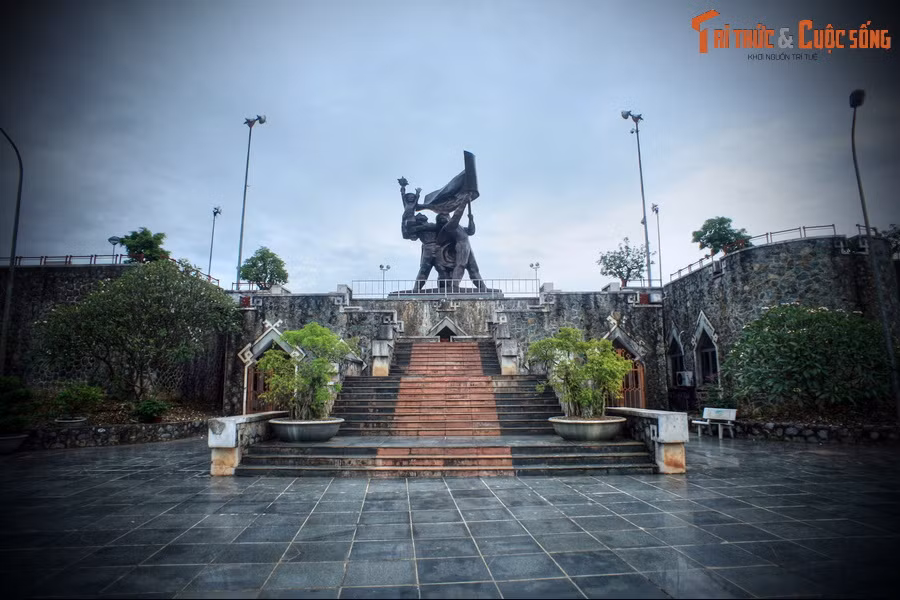 Có thể nói, tượng đài Chiến thắng Điện Biên Phủ là niềm tự hào của nhân dân các dân tộc anh em ở tỉnh Điện Biên. Đây là điểm dừng chân mà du khách không thể bỏ qua tại Điện Biên, mảnh đất lịch sử anh hùng. (Bài có sử dụng tư liệu của Đài PT &amp; TH Tỉnh Điện Biên).