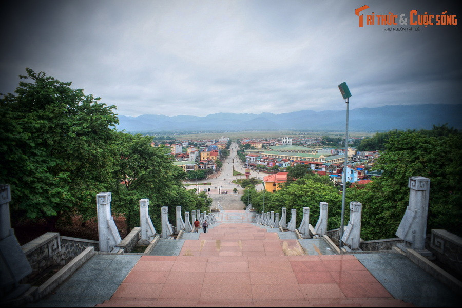 Được xây dựng trong dịp kỷ niệm 50 năm chiến thắng lịch sử Điện Biên Phủ (1954-2004), đây là một trong những tượng đài có quy mô hoành tráng nhất Việt Nam. Con đường chính dẫn lên tượng đài được gọi là trục hành lễ, gồm 320 bậc thang.