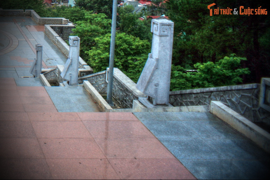 Hai bên trục hành lễ có 56 cột mốc được làm bằng đá xanh Thanh Hóa, tượng trưng cho 56 ngày đêm “khoét núi, ngủ hầm, mưa dầm, cơm vắt” của bộ đội ta.
