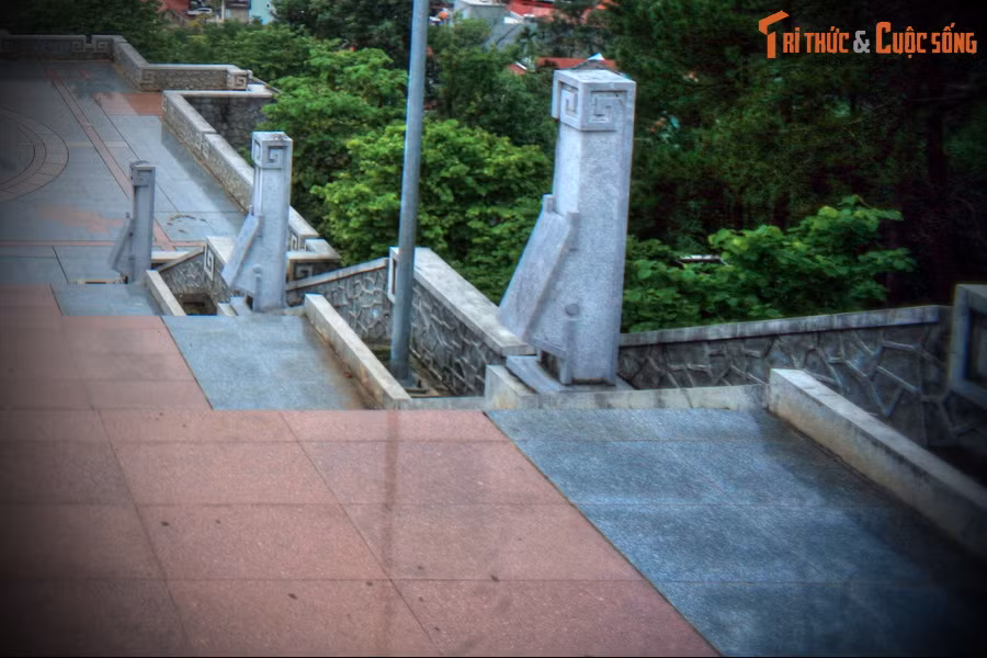 Hai bên trục hành lễ có 56 cột mốc được làm bằng đá xanh Thanh Hóa, tượng trưng cho 56 ngày đêm “khoét núi, ngủ hầm, mưa dầm, cơm vắt” của bộ đội ta.