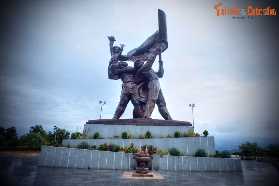 Trục hành lễ dẫn lên điểm cao nhất của đồi D1, là nơi đặt tượng đài chiến thắng Điện Biên Phủ. Đây là bức tượng đồng cao, to và nặng nhất Việt Nam. Tượng có chiều cao 12,6 mét được đúc bằng 217 tấn đồng, dựng trên bệ cao 3,6 mét.