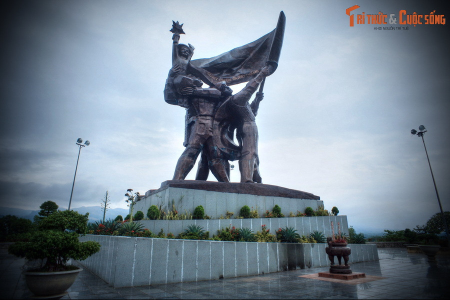 Tượng đài khắc họa hình ảnh ba người chiến sĩ chụm lưng vào nhau với tư thế hiên ngang, khỏe khoắn, một người cầm súng, một người cầm lá cờ quyết chiến quyết thắng, người còn lại nâng em bé gái người dân tộc Thái đang hân hoan trong không khí chiến thắng.
