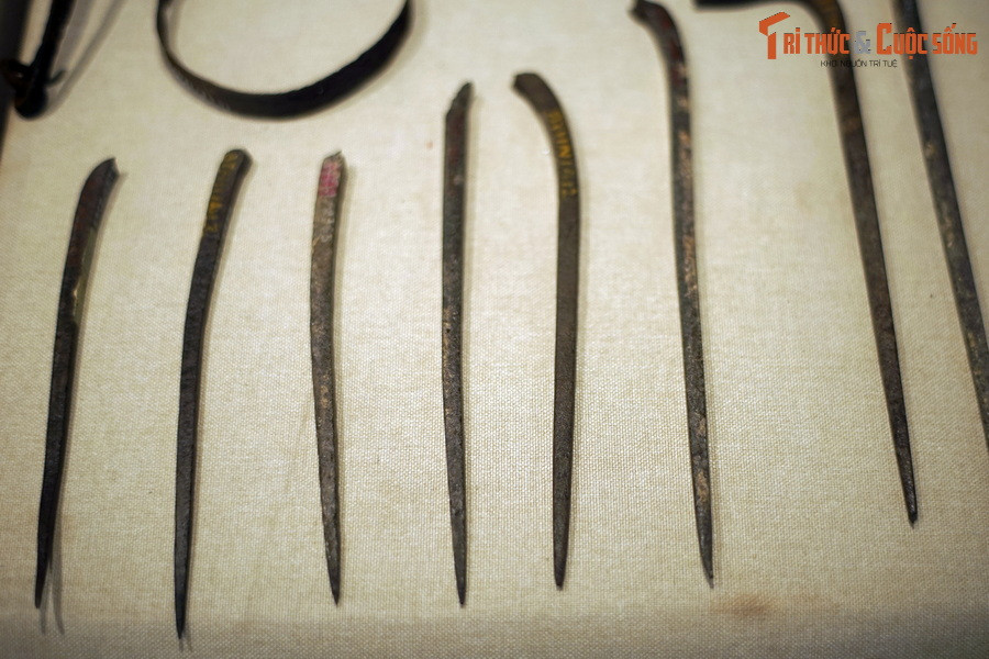 5. Đinh dài là loại đinh có chiều dài 20-30 cm, dày và nặng, thường được sử dụng để đóng vào công trình gỗ, nhưng cũng có vai trò như vũ khí khi cần thiết.