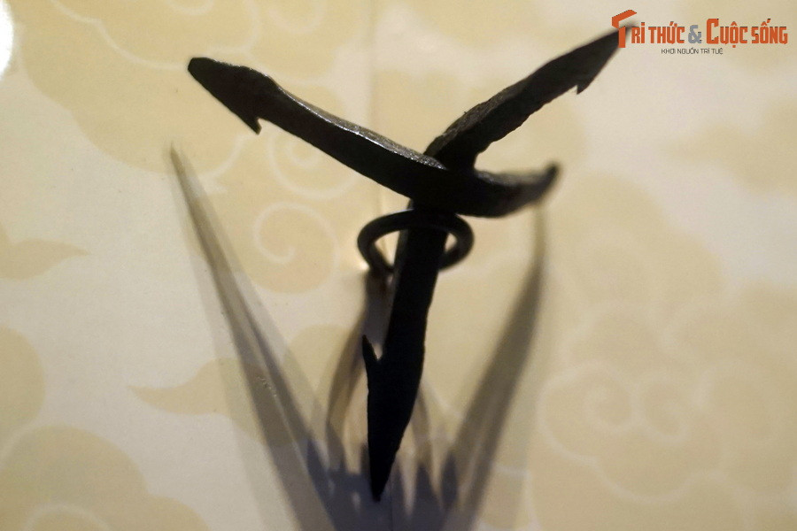 2. Chông củ ấu còn được gọi bằng nhiều tên khác như chông ba cạnh, gai ba chạc... được tạo bởi hai đoạn sắt đầu nhọn có ngạnh một bên rồi uốn cong rèn dính vào nhau tạo thành bốn mũi. Ba mũi tạo thành một chân đế trên mặt đất, mũi còn lại chổng lên trời.