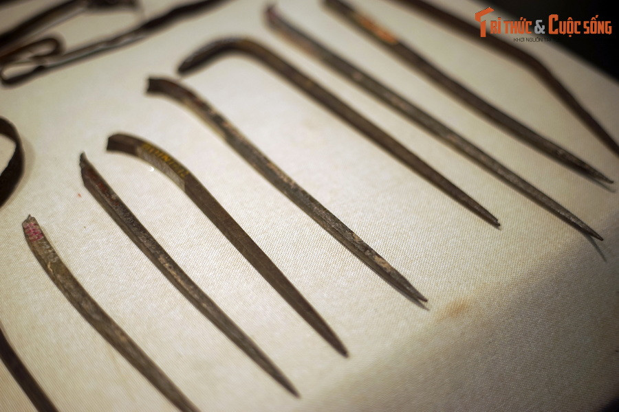 Những chiếc đinh có đầu nhọn này có thể được dùng để cầm đâm trực tiếp vào kẻ thù hoặc được sử dụng như bàn chông cơ động.