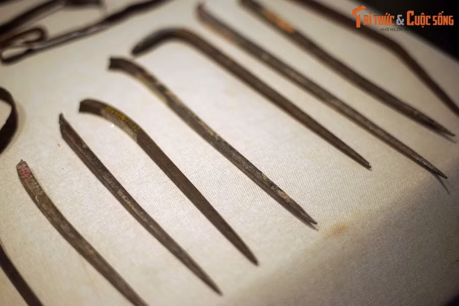 Những chiếc đinh có đầu nhọn này có thể được dùng để cầm đâm trực tiếp vào kẻ thù hoặc được sử dụng như bàn chông cơ động.