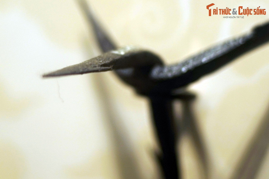 Đặc điểm của loại chông này là rải bất cứ chiều nào cũng có một cạnh hướng thẳng lên trời tạo mũi sát thương. Khi được rắc trên mặt đất sẽ trở thành một thứ vũ khí phòng ngự rất lợi hại.