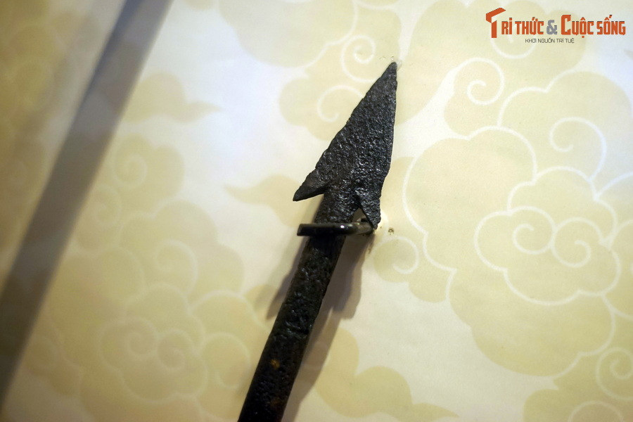 Hai ngạnh lao có tác dụng khó rút ra khi bị trúng thương và gây đau đớn khi rút mũi lao, nhiều khi phải mổ mới lấy được mũi lao khỏi vết thương.