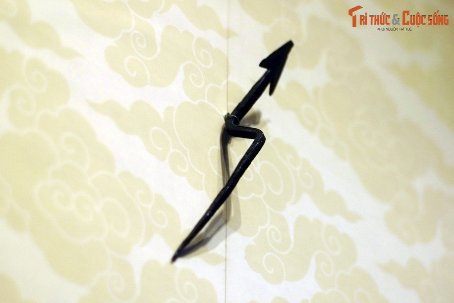 3. Chông cắm có mũi hình cánh én, hình dáng như đầu mũi tên, thân chông bẻ gập ngang hình thước thợ tạo thành một chuôi dài và nhọn.