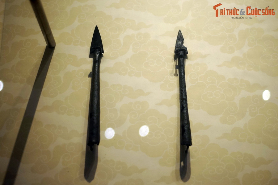 4. Lao hai ngạnh là loại vũ khí dùng để đâm nhưng được sử dụng khác giáo. Mũi lao tra cán gỗ được ném đi khỏi tay người sử dụng, có tác dụng đánh địch ở cự ly xa hơn, với lực yếu hơn so với giáo.