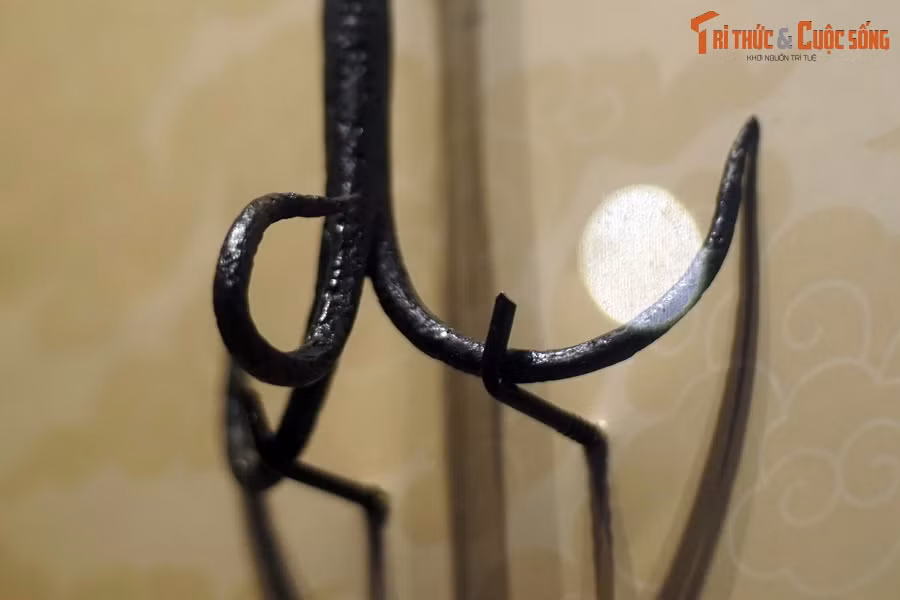 Móc câu chùm đồng thời còn là vũ khí trang bị cho thuỷ quân. Thuỷ binh ném móc câu, kéo thuyền địch về phía mình để có thể nhảy sang chiến đấu. Vì có ba móc câu ở ba hướng khác nhau nên khi đã ném là bách phát bách trúng.