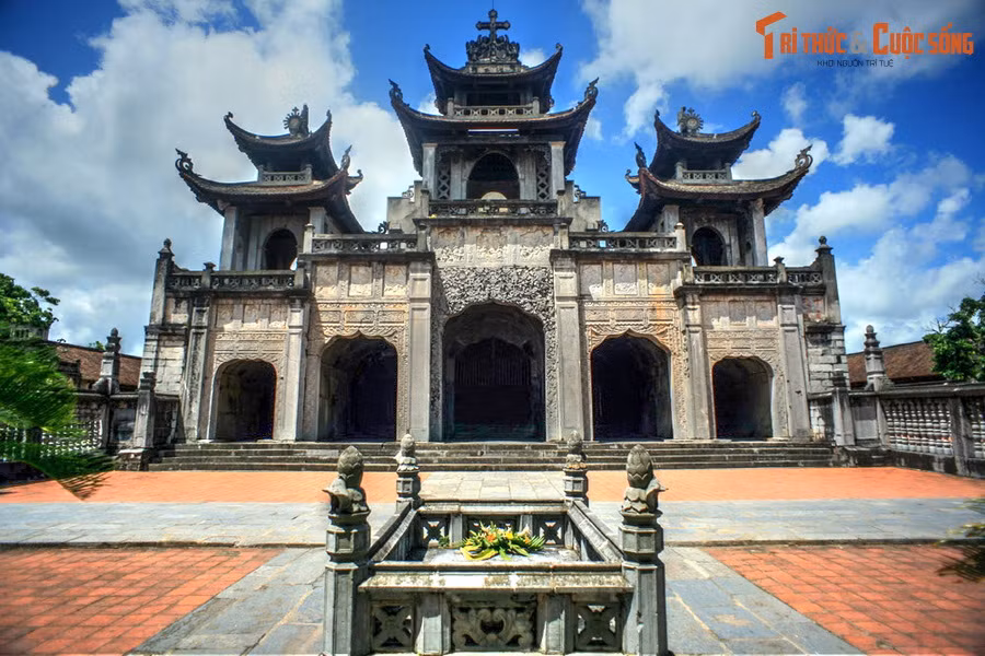 Phía sau tòa pương đình là nhà thờ lớn. Công trình này dài 74 mét, rộng 21 mét, cao 15 mét, có bốn mái và có năm lối vào dưới các vòm đá. Mỗi mặt bên của nhà thờ lớn lại có hai nhà thờ nhỏ nằm liền kề. Đặc biệt, phía sau khuôn viên còn có một nhà thờ làm hoàn toàn bằng đá.