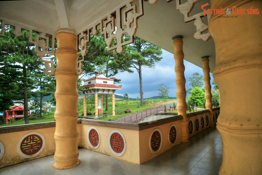 Bên cạnh các tầng mái ngói với đầu đao gợi nhớ tới hình ảnh các ngôi chùa Việt, nét độc đáo trong kiến trúc của nhà thờ Du Sinh còn thể hiện qua các hàng cột được tạo hình như những thân cây tre, cây trúc - là hình tượng quen thuộc trong tiềm thức người Việt.