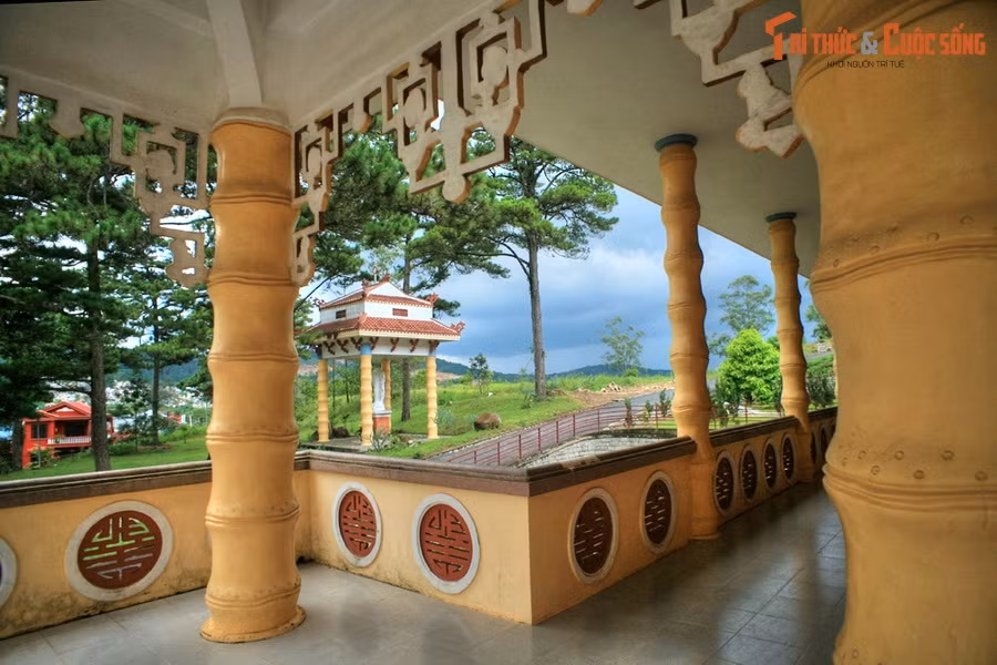 Bên cạnh các tầng mái ngói với đầu đao gợi nhớ tới hình ảnh các ngôi chùa Việt, nét độc đáo trong kiến trúc của nhà thờ Du Sinh còn thể hiện qua các hàng cột được tạo hình như những thân cây tre, cây trúc - là hình tượng quen thuộc trong tiềm thức người Việt.