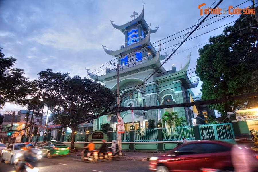 3. Toạ lạc tại số 190 đường Lê Văn Sĩ, quận Phú Nhuận, TP HCM, nhà thờ Ba Chuông được xây dựng năm 1962, kiến trúc ban đầu có mặt tiền hình quả chuông úp, tháp chuông có ba quả chuông. Từ năm 2003-2005, nhà thờ được xây mới hoàn toàn.