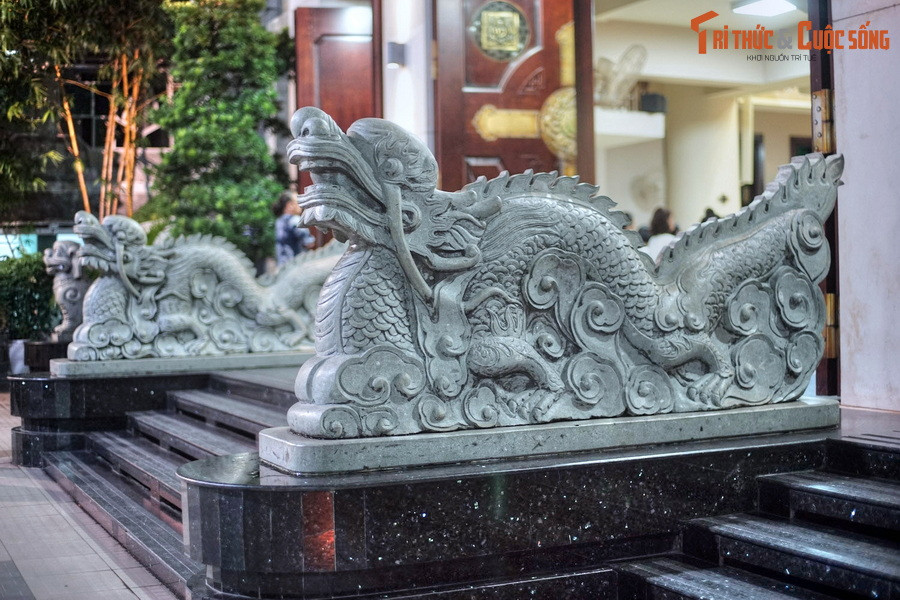Hai bên lối vào thánh đường có đặt tượng các linh vật mang bản sắc việt, gồm một cặp rồng và một cặp nghê. Các tác phẩm này được chế tác bằng đá rất tinh xảo.
