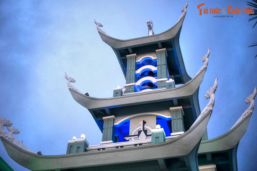 Tháp chuông nhà thờ hình trụ vuông gồm ba tầng mái với kiểu dáng mái cong truyền thống, được cách điệu và hiện đại hóa, bên trong có ba quả chuông. Mỗi góc mái là một đầu đao hình đầu rồng, diễn tả ý muốn vươn cao hơn giữa trời đất.