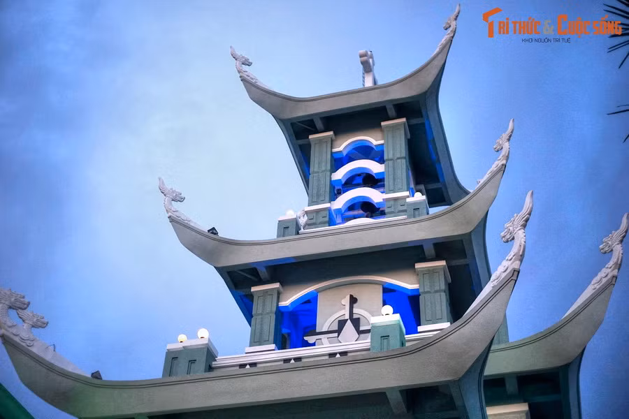 Tháp chuông nhà thờ hình trụ vuông gồm ba tầng mái với kiểu dáng mái cong truyền thống, được cách điệu và hiện đại hóa, bên trong có ba quả chuông. Mỗi góc mái là một đầu đao hình đầu rồng, diễn tả ý muốn vươn cao hơn giữa trời đất.