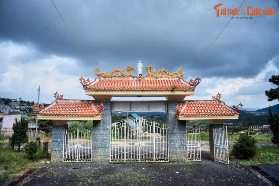 Cổng nhà thờ mang dáng dấp một cổng tam quan truyền thống của đền chùa Việt. Với cảnh quan đẹp và kiến trúc đặc sắc, nhà thờ Du Sinh là một địa điểm thu hút nhiều du khách đến tham quan ở thành phố Đà Lạt.