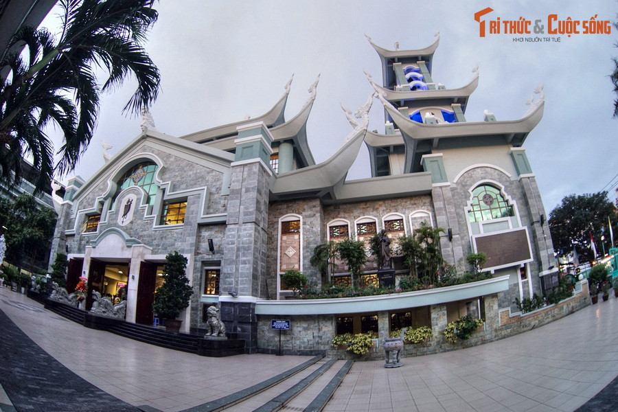 Nhà thờ Ba Chuông mới mang phong cách kiến trúc Á Đông và đậm nét văn hóa Việt. Theo đồ án thiết kế, thánh đường có hình vuông tượng trưng cho đất, khung mái hình tròn tượng trưng cho trời.