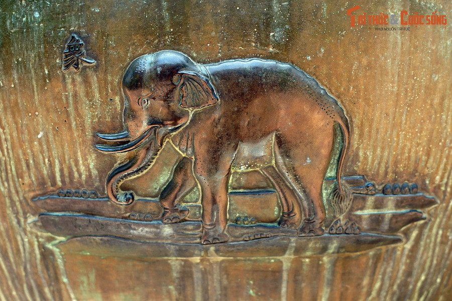 Chín chiếc đỉnh của Cửu đỉnh có tổng cộng 162 họa tiết chạm khắc với nhiều chủ đề khác nhau, cùng nhiều giá trị ẩn sâu phía sau đã đưa Cửu đỉnh vượt ra ngoài tầm vóc quốc gia.