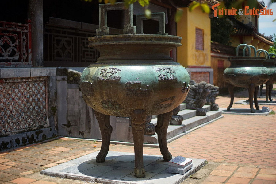 Đây là 9 chiếc đỉnh có dáng chung giống nhau: Bầu tròn, cổ thắt, miệng loe, trên miệng có hai quai, dưới bầu có 3 chân. Ở phần cổ đỉnh, bên phải ghi năm đúc đều là Minh Mạng thập lục niên Ất Mùi” (1835), bên trái ghi trọng lượng từng đỉnh, dao động từ 3.201 cân ta đến 4.307 cân ta.