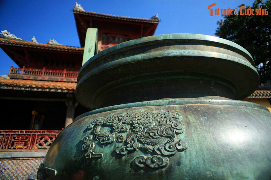 Trên phương diện quốc tế, những bản đúc nổi trên chín đỉnh đồng đã lưu trữ các giá trị về mối quan hệ giao thoa và tiếp xúc văn hóa xã hội của đất nước Việt Nam với các quốc gia trong khu vực Đông Á. Đây là bảo vật tượng trưng cho vương quyền và sự tồn tại của một triều đại phong kiến ở châu Á.