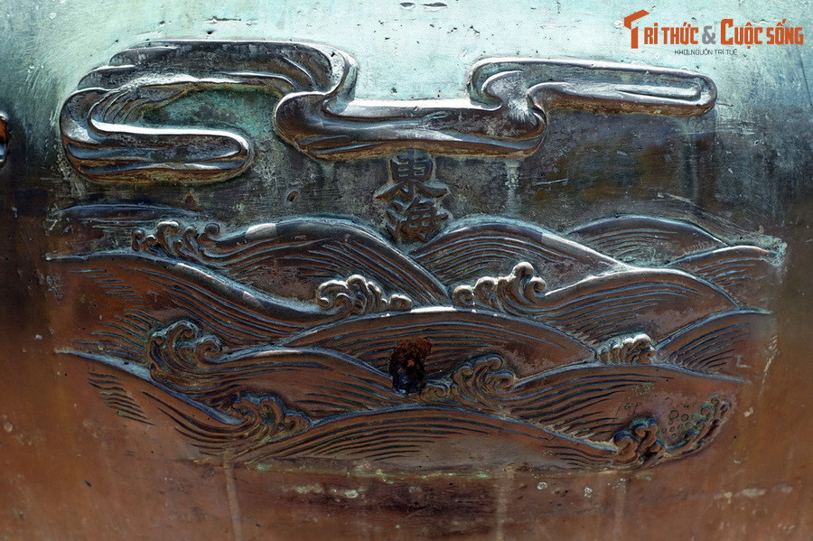 Đặc biệt, Cửu đỉnh đề cao thân phận của người phụ nữ dưới chế độ phong kiến, mà hình ảnh kênh Vĩnh Tế trên Cao đỉnh là một minh chứng rõ nét. Tên con kênh này được đặt theo tên bà Châu Thị Vĩnh Tế, người đã góp công lớn trong quá trình đào con kênh lịch sử ở Nam Bộ.