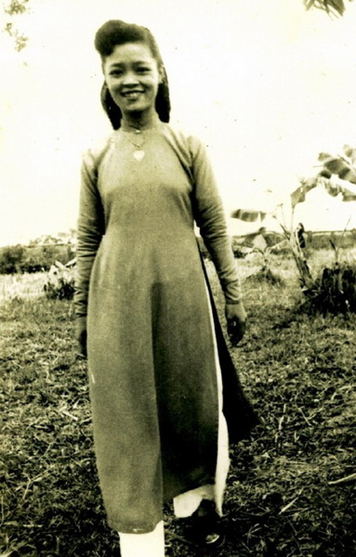 Thiếu nữ áo dài thả dáng giữa khung cảnh thôn dã ở Hà Nội.