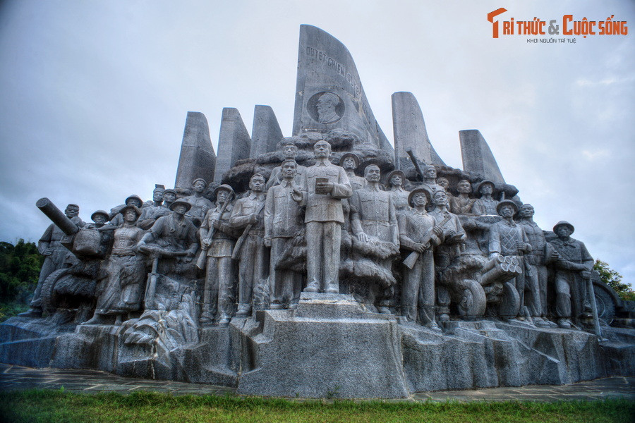 Công trình được ghép từ 102 tấm đá xanh, nặng 700 tấn với chiều cao 9,8 mét, rộng 6 mét, dài 15,58 mét, được xây trên địa điểm mà vào ngày 13/5/1954, quân và dân ta long trọng tổ chức lễ báo công, duyệt binh mừng chiến thắng Điện Biên Phủ.
