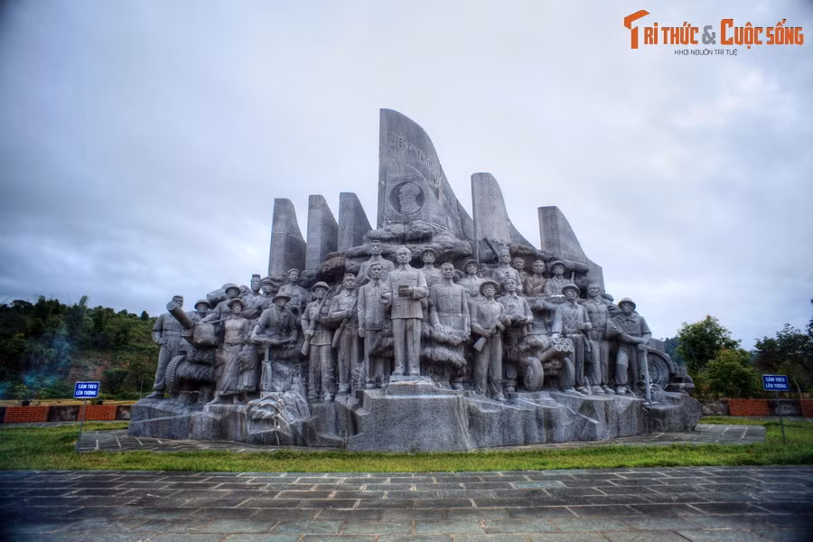 1. Tọa lạc tại xã Mường Phăng, TP Điện Biên Phủ, tượng đài Mừng công được khánh thành vào tháng 3/2009, tái hiện hình ảnh Ðại tướng Võ Nguyên Giáp cùng với bộ đội các binh chủng, dân công hỏa tuyến và đồng bào các dân tộc trong buổi lễ mừng Chiến dịch Ðiện Biên Phủ toàn thắng.