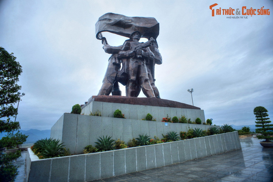 Được đúc bằng 217 tấn đồng, dựng trên bệ cao 3,6 mét, có chiều cao 12,6 mét, bức tượng khắc họa hình ảnh ba người chiến sĩ chụm lưng vào nhau, một người cầm súng, một người cầm lá cờ quyết chiến quyết thắng, người còn lại nâng bé gái người dân tộc Thái đang mừng vui vì chiến thắng.