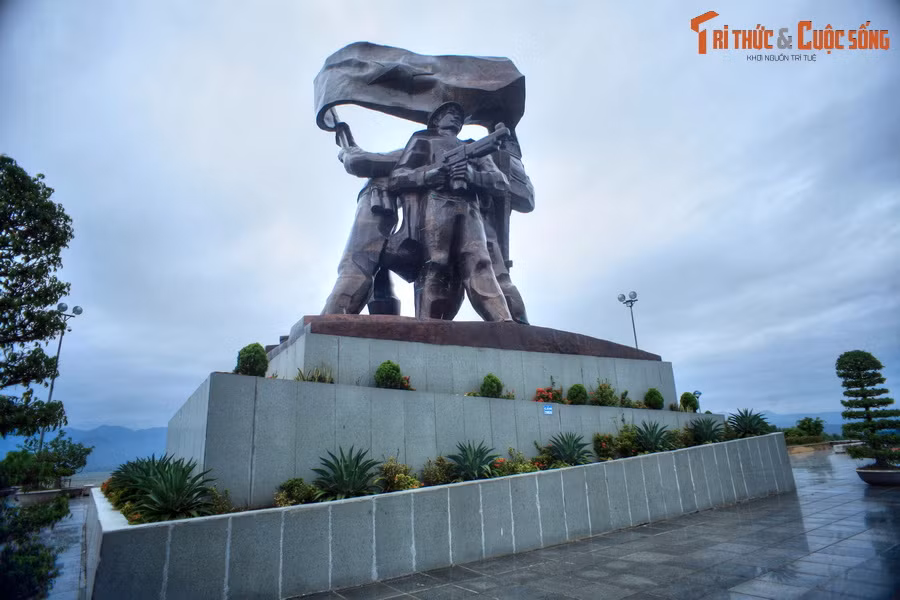 Được đúc bằng 217 tấn đồng, dựng trên bệ cao 3,6 mét, có chiều cao 12,6 mét, bức tượng khắc họa hình ảnh ba người chiến sĩ chụm lưng vào nhau, một người cầm súng, một người cầm lá cờ quyết chiến quyết thắng, người còn lại nâng bé gái người dân tộc Thái đang mừng vui vì chiến thắng.