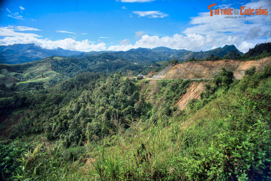 Vị trí của tượng đài là điểm cuối của con đường kéo pháo huyền thoại trong Chiến dịch Điện Biên Phủ. Trên con đường này, qua nhiều đèo, dốc, vực sâu, núi cao, bộ đội ta kéo pháo vào trận địa Điện Biên Phủ và giáng những đòn sấm sét, khiến quân Pháp từng bước sụp đổ.