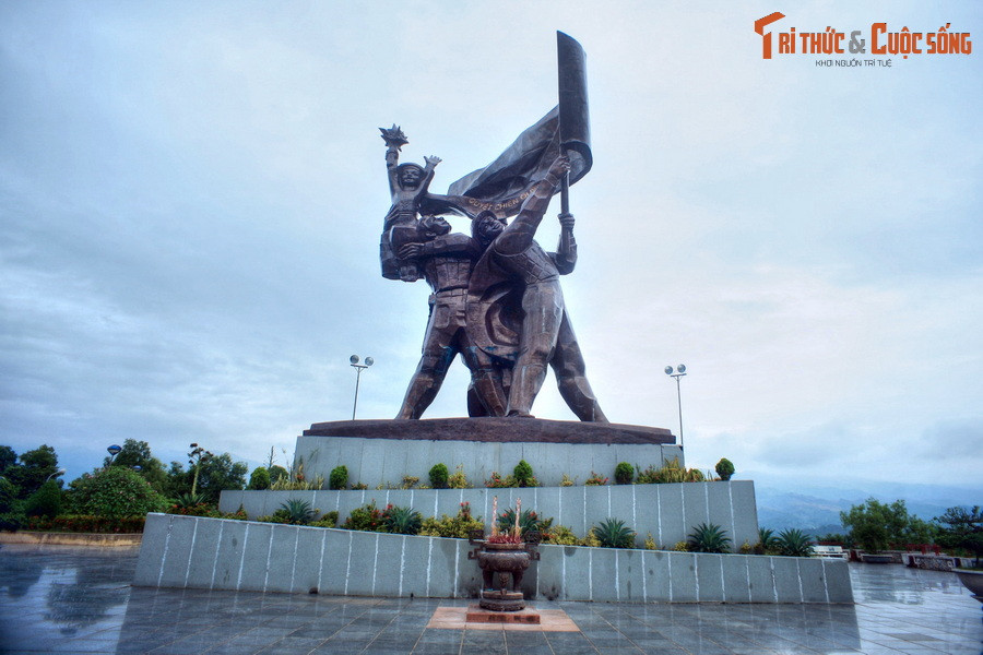 3. Tọa lạc tại di tích lịch sử đồi D1, TP Điện Biên Phủ, tượng đài Chiến thắng Điện Biên Phủ là công trình kiến trúc nghệ thuật mang tính biểu tượng về chiến thắng Điện Biên Phủ. Khành thành năm 2004, công trình là một trong những tượng đài có quy mô hoành tráng nhất Việt Nam