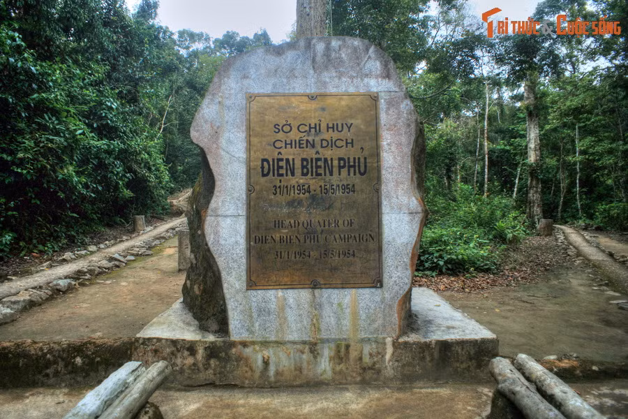 Tượng đài Mừng công là một hạng mục gắn với Sở chỉ huy Chiến dịch Điện Biên Phủ - khu di tích tọa lạc trong thảm rừng nguyên sinh dưới chân núi Pú Đồn, thuộc xã Mường Phăng. Đây là nơi đặt Sở chỉ huy Chiến dịch Điện Biên Phủ trong 105 ngày, từ 31/1/1954 đến 15/5/1954.