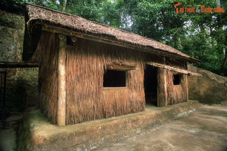 Di tích gồm một chuỗi các công trình được phục dựng dọc theo con suối nhỏ trong rừng Mường Phăng, chạy quanh chân núi, trên một diện tích tự nhiên khoảng 90 km2. Công trình quan trọng nhất ở đây là lán ở và làm việc của Đại tướng Võ Nguyên Giáp.