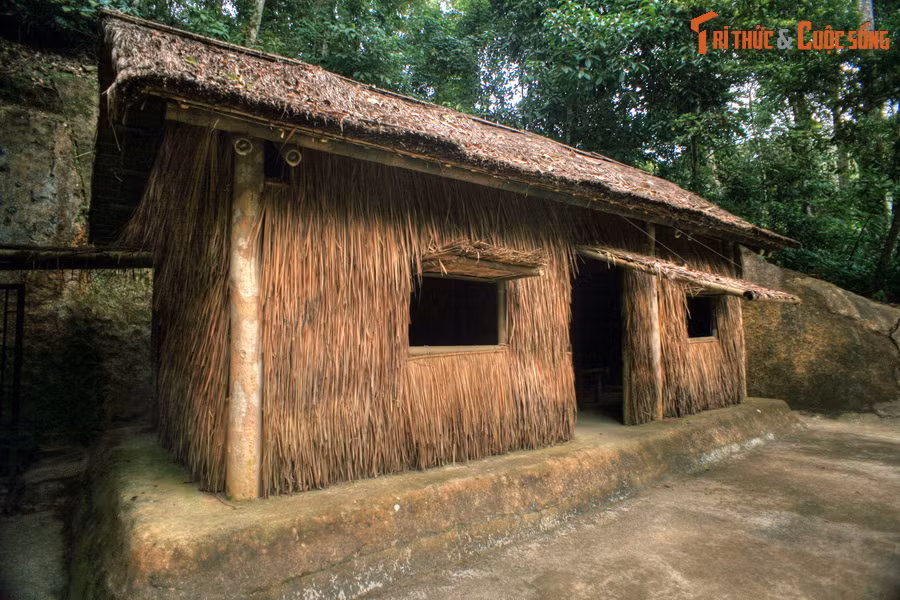 Di tích gồm một chuỗi các công trình được phục dựng dọc theo con suối nhỏ trong rừng Mường Phăng, chạy quanh chân núi, trên một diện tích tự nhiên khoảng 90 km2. Công trình quan trọng nhất ở đây là lán ở và làm việc của Đại tướng Võ Nguyên Giáp.