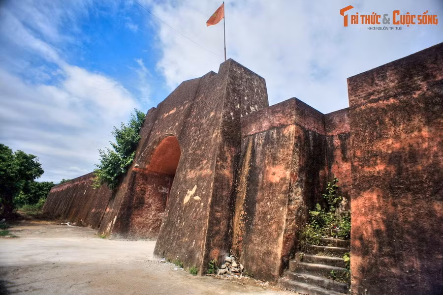 Thành rộng hơn 80 mẫu, dựa lưng vào sông Nậm Rốm. Chân thành rộng 15 mét, mặt thành rộng 5 mét, cao 15 mét. Thành có 4 cửa: tiền, hậu, tả, hữu. Mỗi cửa có đồn cao và vọng gác...