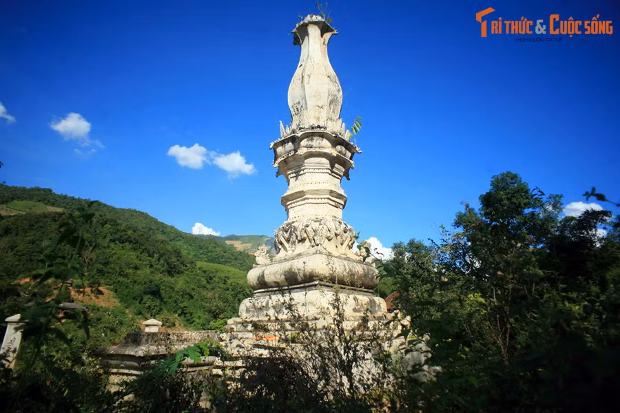 Về tổng thể, tháp cao 10,5 mét, được xây dựng bằng gạch và vôi vữa mật, nhỏ dần từ dưới lên trên. Bố cục kiến trúc và các họa tiết trang trí trên thân tháp có nhiều nét tương đồng với tháp Mường Luân, với các hình ảnh chim muông, hoa lá cách điệu.