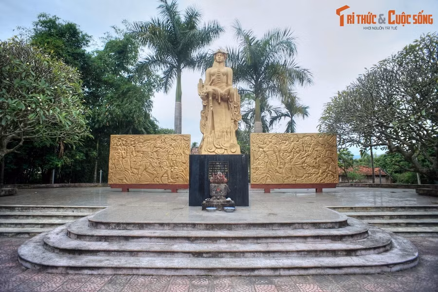 Theo đó, vào tháng cuối năm 1953, sau khi nhảy dù xuống chiếm đóng Điện Biên Phủ, quân Pháp đã biến bản Noong Nhai thành một trại tập trung có quy mô lớn, nơi giam giữ hơn 3.000 người của các bản khác nhau trong vùng, nhằm cắt đứt sự hỗ trợ của người dân dành cho Việt Minh.