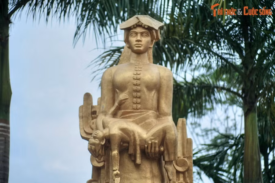 Tại một địa điểm nằm trong khu vực trại tập trung cũ, một khu tưởng niệm đã được xây dựng. Trung tâm khu tưởng niệm là bức tượng người phụ nữ dân tộc Thái bế đứa con đã bị bom giặc giết chết trên tay, qua đó, gửi thông điệp, nhắc nhở đến thế hệ con cháu hôm nay mãi nhớ về lịch sử.